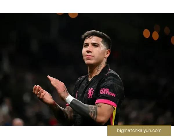 恩佐在切尔西的表现稳健，逐渐适应英超赛场的节奏与竞争。