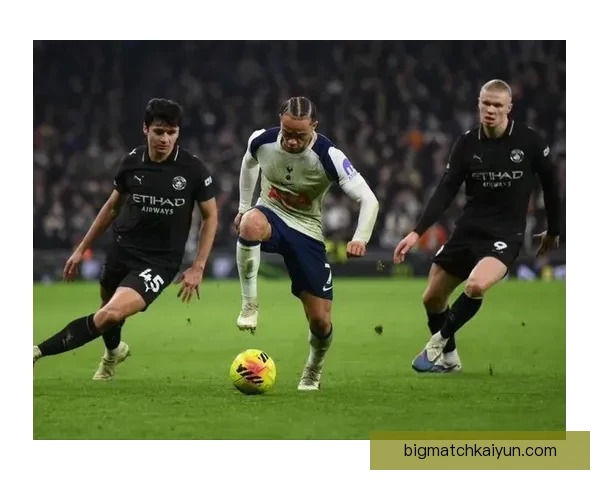 哈维·西蒙斯在埃因霍温时代表现稳健，引领球队竞争力持续提升