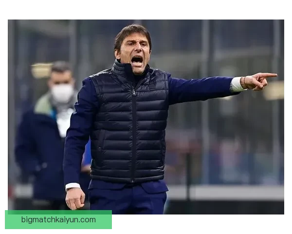 孔蒂执教风格以高强度逼抢与三中卫体系为核心，强调纪律性与战术执行力